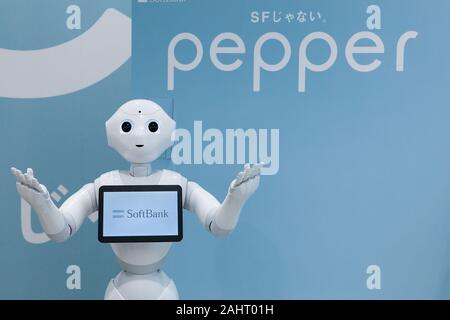 Pepper, der emotionale Konsumroboter der SoftBank, wird im Softbank Store Omotesando, Tokio, Japan, ausgestellt. Stockfoto