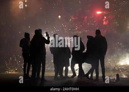 Koblenz, Deutschland. 01 Jan, 2020. Hunderte von Koblenzers Feuer weg Silvester Feuerwerk am Deutschen Eck vor dem Reiterstandbild von Kaiser Wilhelm am Zusammenfluss von Rhein und Mosel. Quelle: Thomas Frey/dpa/Alamy leben Nachrichten Stockfoto