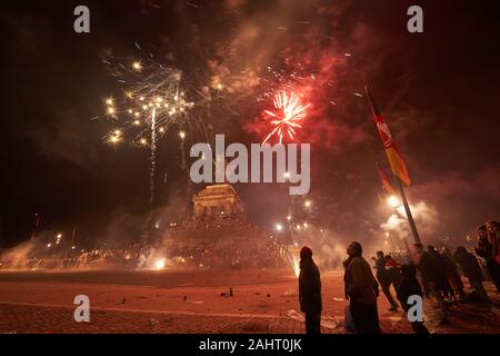 Koblenz, Deutschland. 01 Jan, 2020. Hunderte von Koblenzers Feuer weg Silvester Feuerwerk am Deutschen Eck vor dem Reiterstandbild von Kaiser Wilhelm am Zusammenfluss von Rhein und Mosel. Quelle: Thomas Frey/dpa/Alamy leben Nachrichten Stockfoto