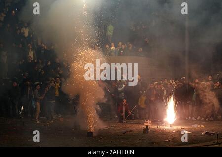 Koblenz, Deutschland. 01 Jan, 2020. Hunderte von Koblenzers Feuer weg Silvester Feuerwerk am Deutschen Eck vor dem Reiterstandbild von Kaiser Wilhelm am Zusammenfluss von Rhein und Mosel. Quelle: Thomas Frey/dpa/Alamy leben Nachrichten Stockfoto