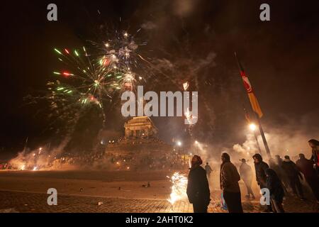 Koblenz, Deutschland. 01 Jan, 2020. Hunderte von Koblenzers Feuer weg Silvester Feuerwerk am Deutschen Eck vor dem Reiterstandbild von Kaiser Wilhelm am Zusammenfluss von Rhein und Mosel. Quelle: Thomas Frey/dpa/Alamy leben Nachrichten Stockfoto