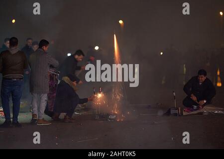 Koblenz, Deutschland. 01 Jan, 2020. Junge Männer licht Feuerwerk Raketen auf das Deutsche Eck vor dem Reiterstandbild von Kaiser Wilhelm am Zusammenfluss von Rhein und Mosel. Quelle: Thomas Frey/dpa/Alamy leben Nachrichten Stockfoto