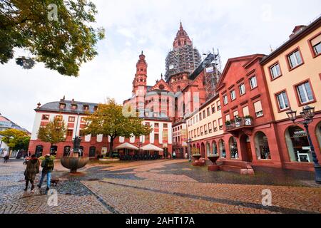 Mainz, Deutschland - Oktober 2019: Blick auf das St. Martin's Cathedral am Marktplatz Mainz, Mainz, Deutschland. Stockfoto