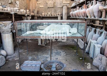 Gips eines menschlichen Opfer in der granai del Foro in Pompeji, Italien Stockfoto