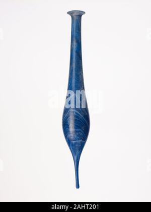 Antike römische. Alabastron (Container für duftende Öl). 1AD - 100 AD. Römische Reich. Glas, geblasen Technik Glas in der Römischen WorldInitially erschwingliche nur unter den Reichen, Glas war im alten Rom als Container für Öle, Parfüm, und Geschirre. Die Vielfalt der Glasherstellung Techniken zeigt die sich ändernden Geschmäcker und Moden im Laufe der Jahrhunderte. Während des 1. Jh. N.CHR., Gussglas war eine neue Form, die ein Luxus für die Römischen Haushalt war, aber bis zum Ende des Jahrhunderts, die Innovation aus mundgeblasenem Glas erlaubt für weniger arbeitsintensiv und weniger teure Produktion, die bedeutete, daß Leute von Stockfoto