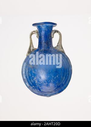 Antike römische. Flasche. 1AD - 100 AD. Römische Reich. Glas zunächst günstigen nur unter den Reichen, Glas war im alten Rom als Container für Öle, Parfüm, und Geschirre. Die Vielfalt der Glasherstellung Techniken zeigt die sich ändernden Geschmäcker und Moden im Laufe der Jahrhunderte. Während des 1. Jh. N.CHR., Gussglas war eine neue Form, die ein Luxus für die Römischen Haushalt war, aber bis zum Ende des Jahrhunderts, die Innovation aus mundgeblasenem Glas - die Technik, die benutzt wird, dieses Schiff zu erstellen - für weniger arbeitsintensiv und weniger teure Produktion erlaubt und bedeutete, daß Leute weniger bedeutet, dass es sich leisten könnte. Stockfoto