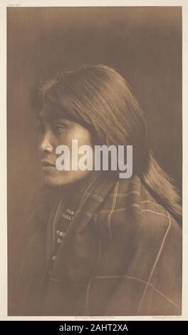 Edward S. Curtis. Suquamish Mädchen. 1912. In den Vereinigten Staaten. Photogravüre, Platte 306 von der Nordamerikanischen Indianer, Band 9 (1913) Stockfoto