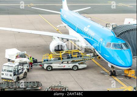 KLM Embraer E190 std Flugzeug ist mit Gepäck auf der Rampe am Flughafen Birmingham, West Midlands, UK geladen. Stockfoto