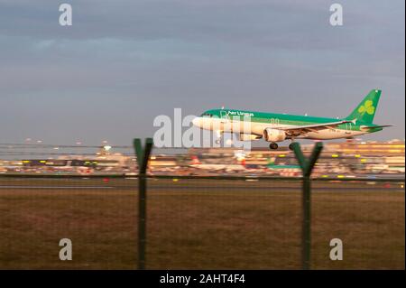 Aer Lingus Airbus A320 landet in der Dämmerung auf dem Flughafen Dublin, Dublin, Irland. Stockfoto