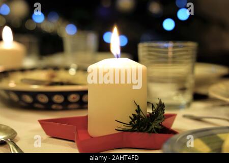 Kerzen auf dem Tisch Lai zum feiern Weihnachten mit bokeh Kugeln im Hintergrund Stockfoto