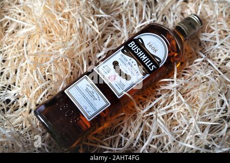 Luxuriöses Geschenk - Flasche mit dreifach destilliert Irish Whiskey Bushmills Stockfoto