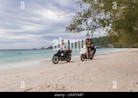 Motorräder am Strand von Koh Rong Stockfoto