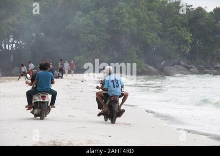 Motorräder am Strand von Koh Rong Stockfoto