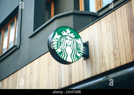 Türkei, Istanbul, 29 Dezember, 2019 Starbucks Kaffee Schild am Eingang Stockfoto
