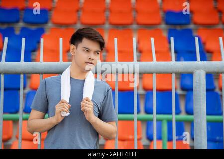 Junge asiatische Sportarten Mann im freien Training am Morgen. Stockfoto