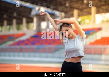 Junge asiatische Sportarten Frau erwärmen und am Morgen im Freien trainieren. Stockfoto