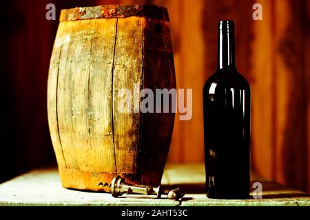 Ein Faß und eine Flasche Wein. Stockfoto