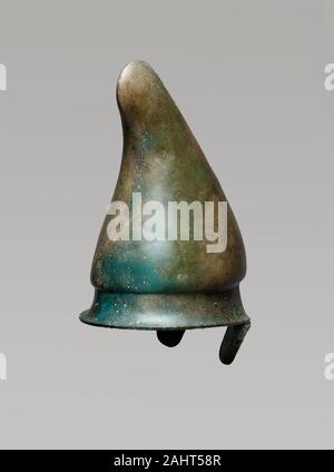 Antike Griechische. Helm. 400 v. Chr. - 301 v. Chr.. Mazedonien. Bronze Die bronze Helm wurde von der unverwechselbaren Leder Hut getragen durch die Thraker aus dem Norden und der Phryger aus dem Osten abgeleitet. Es ist typisch für die Helme von der mazedonischen Armee getragen, vor allem von den Mitgliedern der Infanterie, im vierten Jahrhundert v. Chr.. Die Löcher an jeder Seite an, wo die cheekpieces einmal befestigt waren. Stockfoto