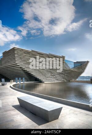 V&A Museum Dundee mit blauem Himmel Stockfoto