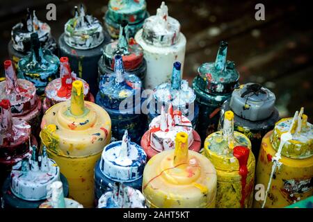 Stapel von Grunge öl Farbe Farbe Flasche auf dem Tisch Stockfoto