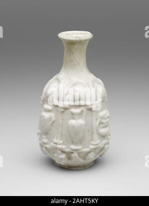 Antike römische. Flasche. 1AD - 100 AD. Syrien. Glas, Form-geblasene Technik zunächst günstigen nur unter den Reichen, Glas war im alten Rom als Container für Öle, Parfüm, und Geschirre. Die Vielfalt der Glasherstellung Techniken zeigt die sich ändernden Geschmäcker und Moden im Laufe der Jahrhunderte. Während des 1. Jh. N.CHR., Gussglas war eine neue Form, die ein Luxus für die Römischen Haushalt war, aber bis zum Ende des Jahrhunderts, die Innovation aus mundgeblasenem Glas erlaubt für weniger arbeitsintensiv und weniger teure Herstellung von Glas waren wie diese Flasche, was bedeutete, dass Menschen mit geringeren Mitteln leisten konnte Stockfoto