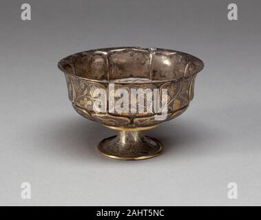 Stammzellen Cup. 618 AD - 906 AD. China. Silber mit Paket vergoldeten Dekoration die Form dieser Wein die Schale, die von Bechern in der Sassanidischen und Sogdische Imperien inspiriert war, aber ursprünglich aus hellenistische Stile der mediterranen Welt abgeleitet. Die geringe, Verbreitung Fuß sanft Flares in facettierte Blüten schlägt eine Lotusblüte. Seit der Einführung des Buddhismus nach China, der Lotus - die unbefleckt von schlammigen Wasser austritt und trägt somit Verbände der Reinheit und Nicht-Anlage zu weltlichen Sorgen - hatte ein verbreitetes Motiv in säkulare wie religiöse Kunst. Zwei Schichten der Blütenblätter geworden, im Rep geschlagen Stockfoto