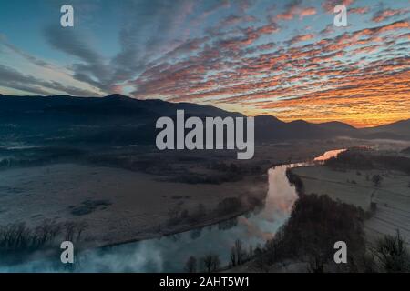 Winter Sonnenaufgang über dem Fluss Stockfoto