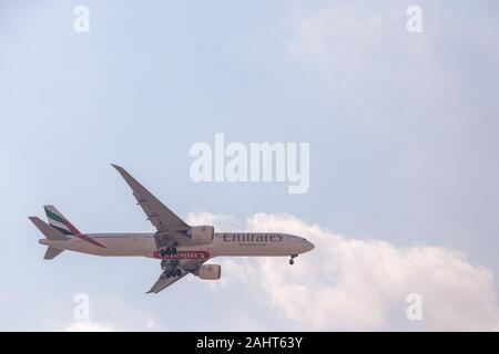 Emirates Airline Boeing 777 nähert sich der Internationale Flughafen von Dubai für die Landung Stockfoto