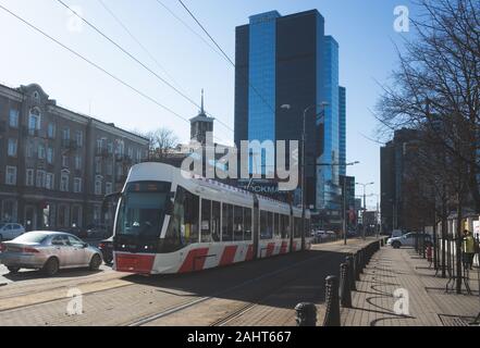 19. April 2019 in Tallinn, Estland. Niederflur-straßenbahn auf einer der Straßen der Stadt. Stockfoto