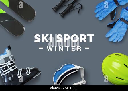 Ski Sport Winter Text durch Ski Zubehör auf Tisch umgeben. Winter Ski Sport Promotion Konzept. Ansicht von oben, flach Stockfoto