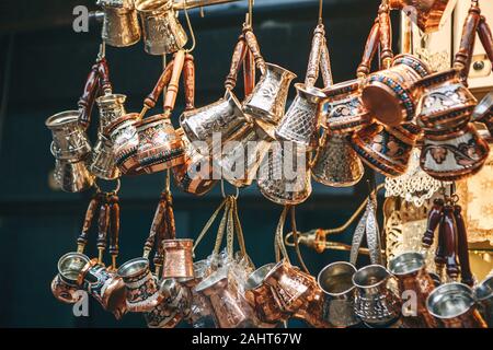 Verkauf von traditionellen türkischen Türken für die Zubereitung von Kaffee auf dem türkischen Markt in Istanbul. Stockfoto