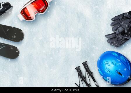 Skiausrüstung auf Schnee mit Kopie Raum in der Mitte platziert. Ansicht von oben, flach Stockfoto