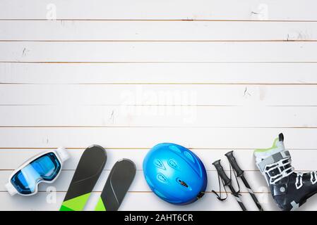 Winter Ski Ausrüstung auf weiße Holztisch mit Kopie Raum über. Konzept der Ski Dienstleistungen und Vermietungen im Winter touristischen Zentren Stockfoto