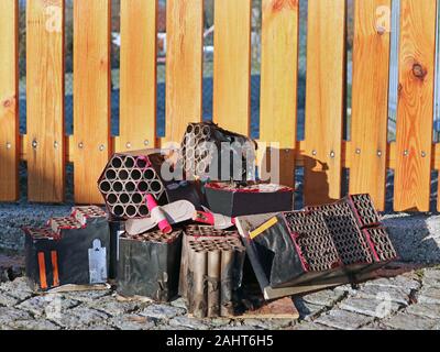 Aus Feuerwerk Batterien gebrannt nach Silvester vor der Garten Zaun mit Kopie Raum Stockfoto