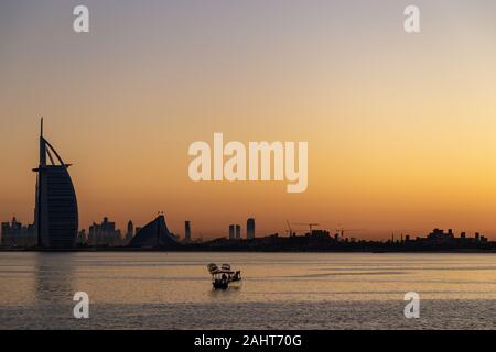 Dubai berühmten Burj Al Arab und Jumeirah Beach Hotel bei Sonnenaufgang. Luxus 7 Sterne Hotel. Stockfoto