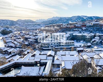 Peking, China. 17 Dez, 2019. Mobile Photo zeigt eine Szene des Gubei Wasser Stadt nach Schnee in Peking, der Hauptstadt von China, Dez. 17, 2019. Credit: Zhou Jiayi/Xinhua/Alamy leben Nachrichten Stockfoto