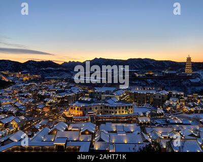 Peking, China. 17 Dez, 2019. Mobile Photo zeigt eine Szene des Gubei Wasser Stadt nach Schnee in Peking, der Hauptstadt von China, Dez. 17, 2019. Credit: Zhou Jiayi/Xinhua/Alamy leben Nachrichten Stockfoto