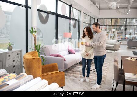 Paar ihre Zeit in die Möbel Salon Stockfoto