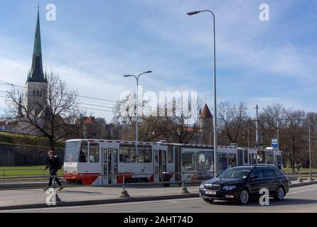 19. April 2019 in Tallinn, Estland. Niederflur-straßenbahn auf einer der Straßen der Stadt. Stockfoto