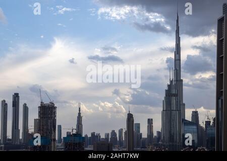 Burj Khalifa und Skyline von Dubai mit bewölktem Himmel im Hintergrund. Seltene Wolkenbildung über UAE sky Stockfoto