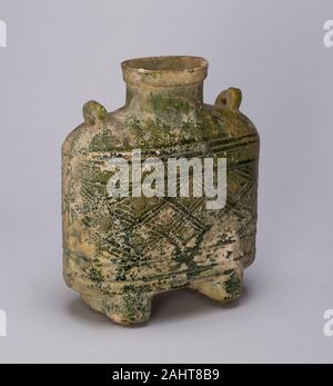 Rechteckige Flasche mit Schleife verarbeitet. 25 AD - 220 AD. China. Steingut mit Blei grüne Glasur und unterglasur geformt und eingeschnitten, Dekoration Stockfoto