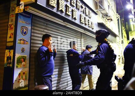 Hongkong, China. ,. Tausende von Demonstranten gegen die Regierung auf die Straße und protestieren in mehreren Einkaufszentren am Neujahrstag. Mehrere junge Demonstranten werden angehalten, durchsucht und mehrere sind, verhaftet zu werden. Credit: Gonzales Foto/Alamy leben Nachrichten Stockfoto