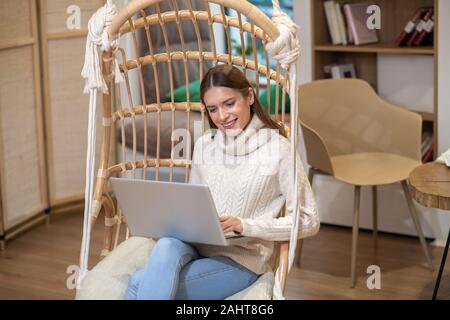 Lächelnde Frau angespannt wichtige Arbeit mit Ihrem Laptop Stockfoto