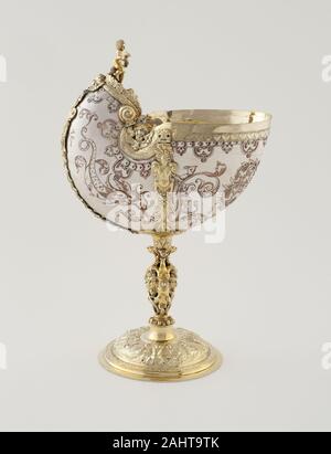 Nautilus-Shell Cup. 1600 - 1700. Augsburg. Nautilus - shell Cup und vergoldet im Zeitalter der Entdeckung, europäische Künstler wurden von den exotischen Materialien plötzlich zur Verfügung inspiriert. Goldschmiede ergriff die Chance, wunderbare und scheinbar magische Materialien - einschließlich Kokosnüsse (siehe die Kokosnuss Schale), Elfenbein, Straußeneier, und in diesem Fall, eine Meeresschnecke aus dem Indischen Ozean - in den Werken der Kunst, Natur und Künstlichkeit gefeiert. Diese Art von Objekt wurden auch beliebt bei Sammlern während des 19. Jahrhunderts, als die Reittiere auf dieser Schale umgebaut wurden. Stockfoto