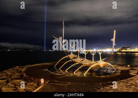 Das IMAGINE PEACE TOWER, Es ist gewidmet der Erinnerung an John Lennon, der Hafen von Reykjavik, die Sonne Voyager ist eine Skulptur von Jón Gunnar Árnason, Sonne Stockfoto