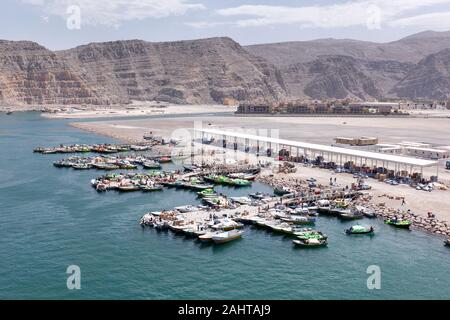 Iranische Schmuggler transportieren illigal landwirtschaftliche Erzeugnisse und Luxusgüter aus Oman in den Iran mit kleinen Booten vom Hafen von Khasab, Oman Stockfoto
