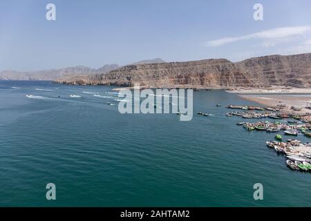 Iranische Schmuggler transportieren illigal landwirtschaftliche Erzeugnisse und Luxusgüter aus Oman in den Iran mit kleinen Booten vom Hafen von Khasab, Oman Stockfoto
