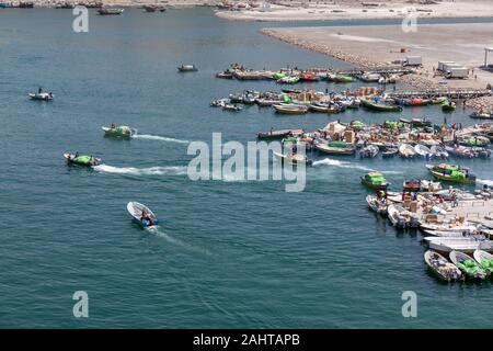 Iranische Schmuggler transportieren illigal landwirtschaftliche Erzeugnisse und Luxusgüter aus Oman in den Iran mit kleinen Booten vom Hafen von Khasab, Oman Stockfoto