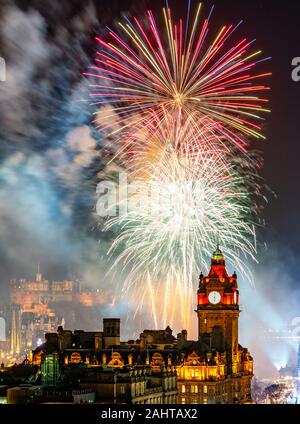 Edinburgh, Schottland, Großbritannien. 31. Dez 2019. Feuerwerk über Edinburgh Castle zu Beginn der Edinburgh Hogmanay party Stockfoto