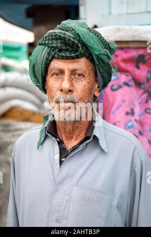 Porträt eines erwachsenen Mannes mit nettem Kopftuch aus Indien im alten Stadtzentrum von Dubai Stockfoto